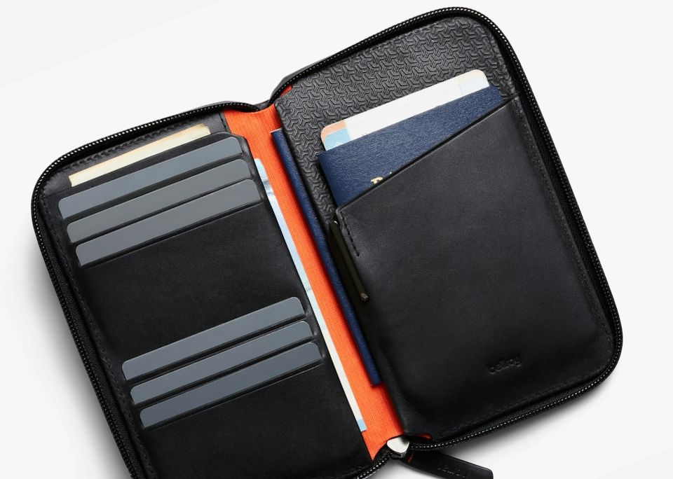 MYSTERIOUS MASTERMIND JETSETTER CARRY-ON LUGGAGE