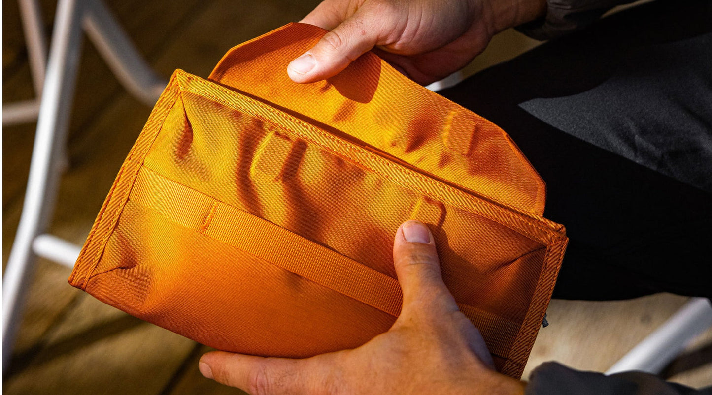 COLOR WAVE POUCH