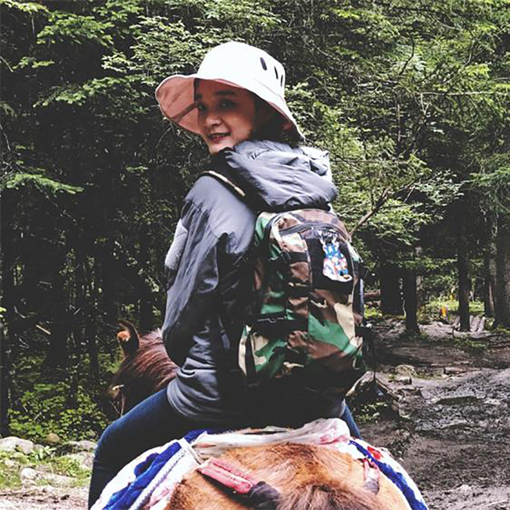 NOIR QUILT GOLD CHAIN SHARK BACKPACK (DLXV)